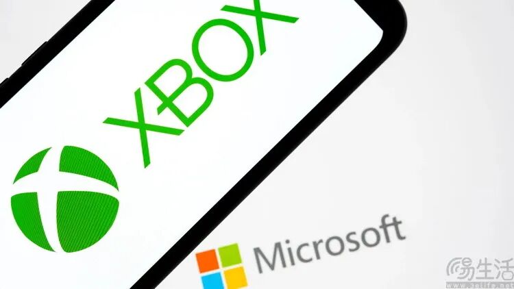 手机屏幕上显示着绿色的Xbox标志