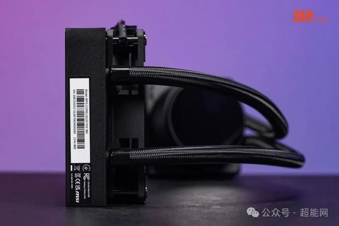 冷排侧面产品标签与编织水管细节，标签可见型号与序列号