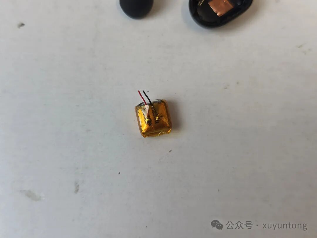 从CVC耳机中拆出的电池