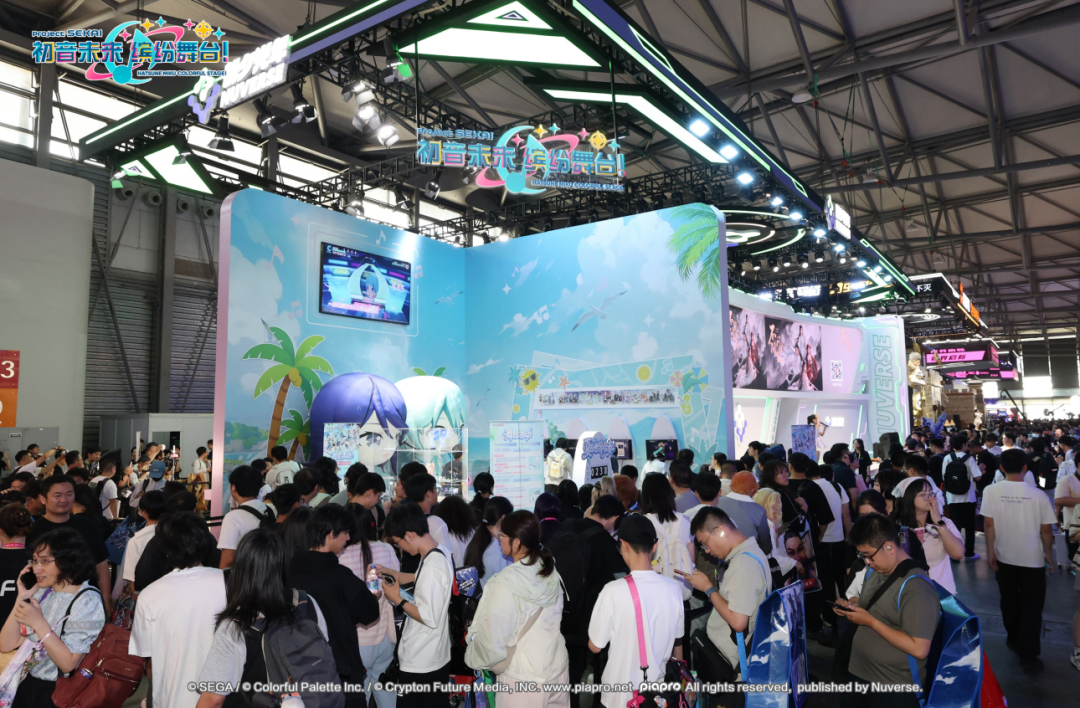 《初音未来：缤纷舞台》展台夏日海滩主题布景