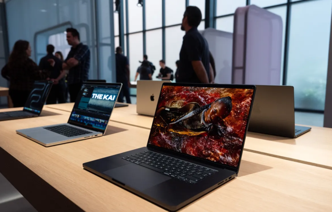 搭载 M5 芯片的 MacBook Pro 展示