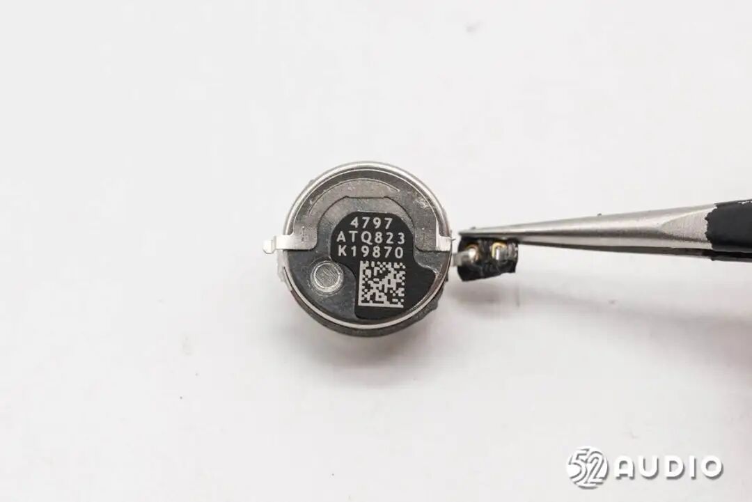 耳机内置钢壳扣式电池一面