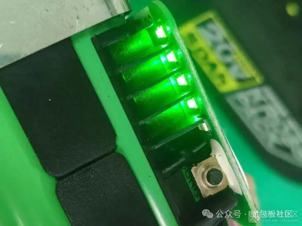 点亮状态的 LED 指示灯