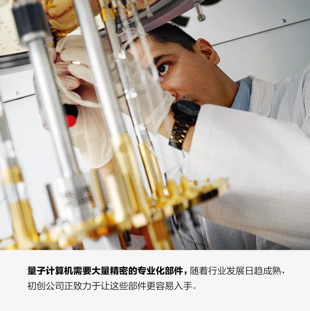 一名身穿实验服的科研人员正在操作一台由玻璃管和金属接头组成的精密低温仪器，背景是浅灰色的实验室墙壁。