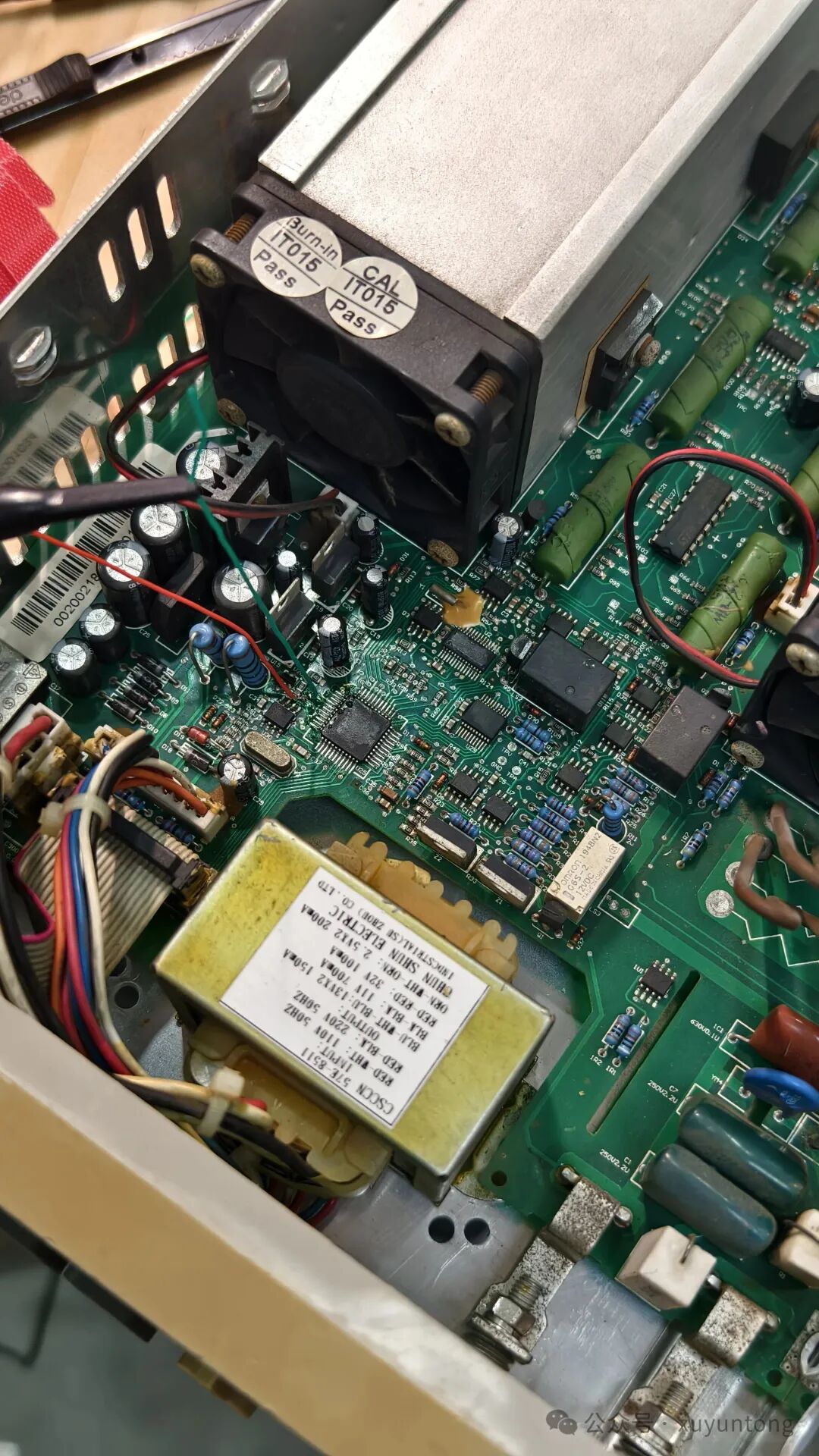 显示散热风扇位置的设备内部整体图