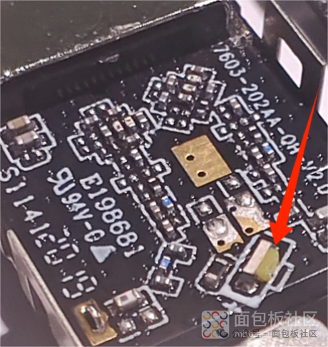 PCB板元器件特写，显示0201贴片与LED