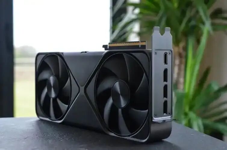 RTX 5090双风扇显卡侧面特写