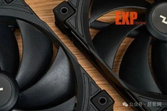 三把风扇侧面堆叠展示