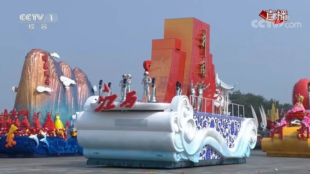 豹小秘机器人亮相国庆70周年彩车