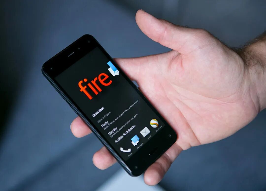 亚马逊Fire Phone界面，强调AI助手