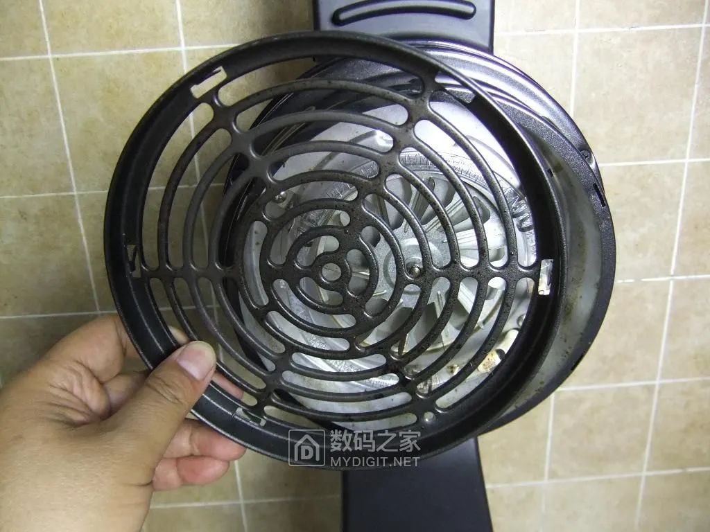 取下防护罩后的加热管与风扇叶轮