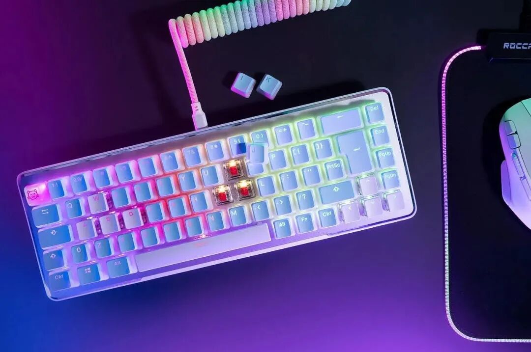 透明外壳彩虹背光键盘与ROCCAT鼠标垫