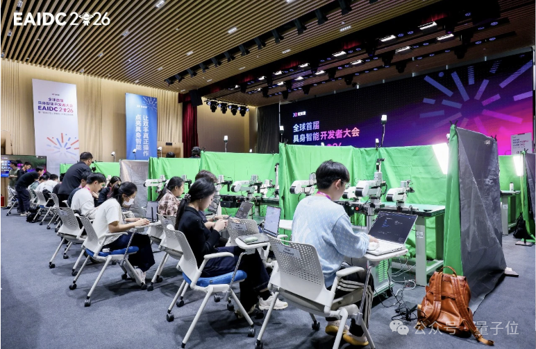 决赛现场选手在独立工位进行操作