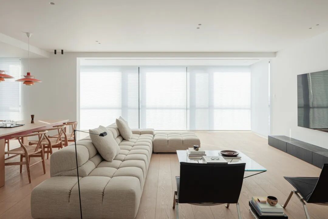 客厅区域，米白色沙发与黑色单椅