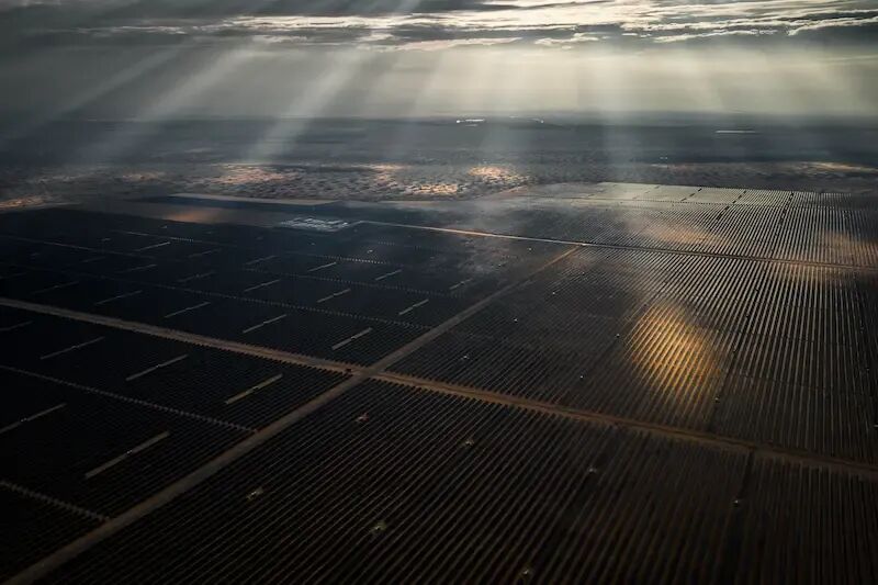 内蒙古阿拉善光伏电站的耶稣光景象