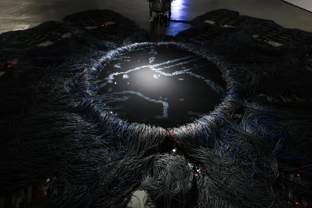 王郁洋大型互动装置《不可名状》：电缆与中心发光体