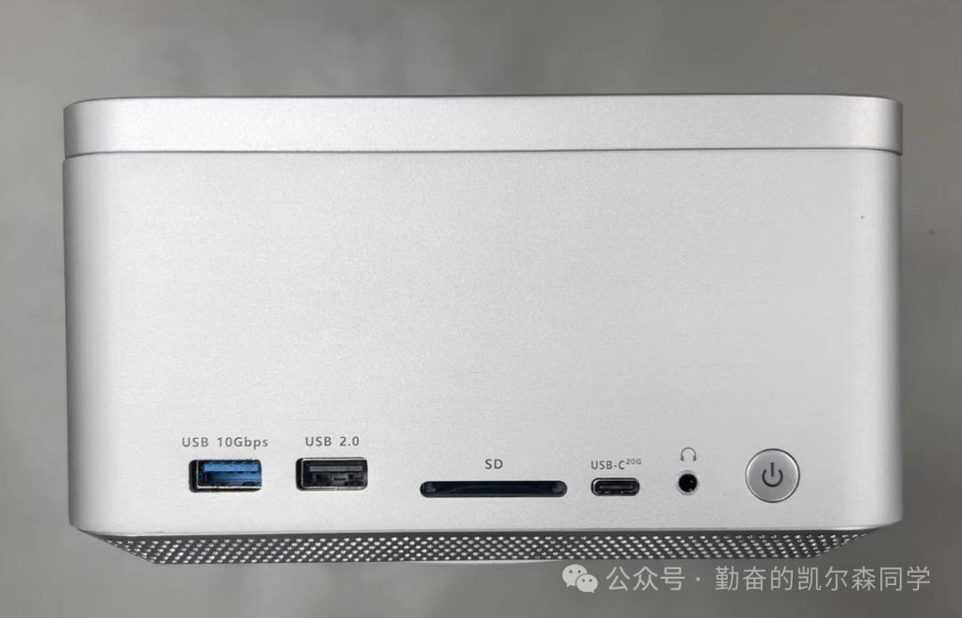 FN60G主机背面接口特写，包括高速USB、Type-C、SD卡槽等