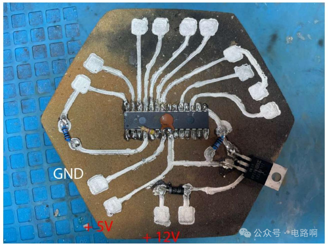 焊接完成的黏土PCB板特写显示供电接口