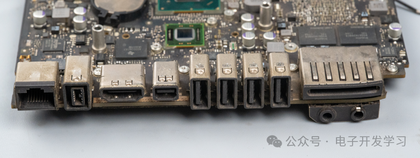 移除挡板后的主板I/O接口