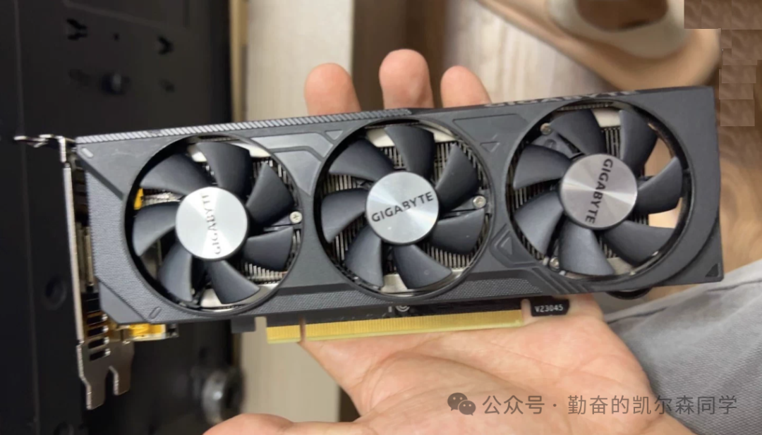 手持技嘉RTX 4060半高显卡