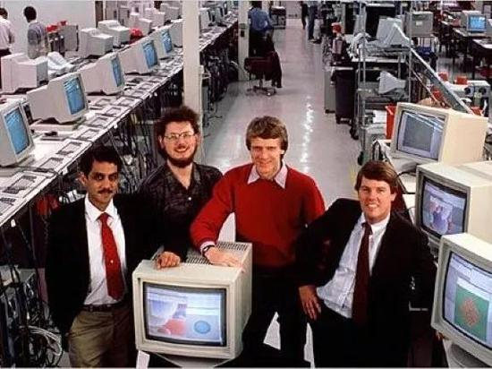 Sun早期团队在机房内的合影