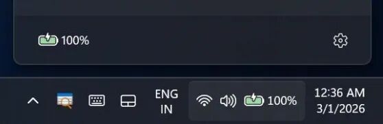 Windows 11任务栏截图：充电状态绿色电池图标