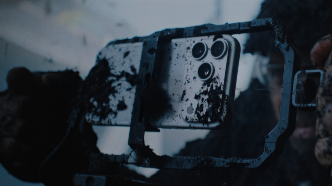 安装在专业支架上的手机,常用于拍摄场景