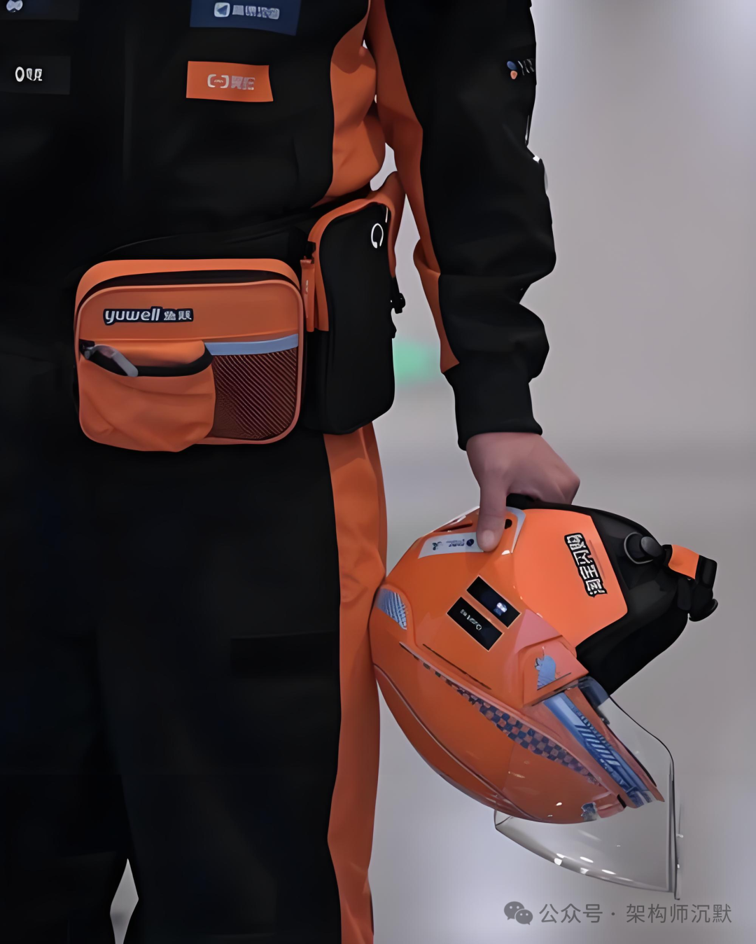 小鱼跃头盔和工具包图片