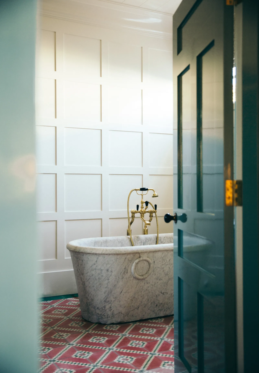 浴室门缝视角与几何图案地砖