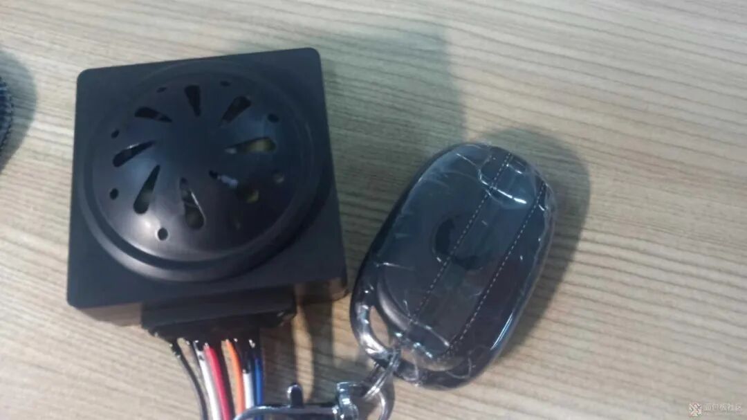 电瓶车GPS定位器与遥控器外观