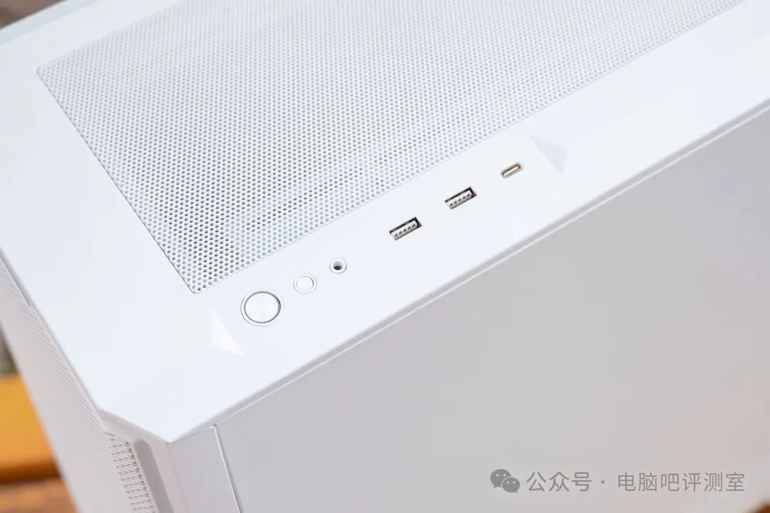 机箱顶部的I/O接口与按键