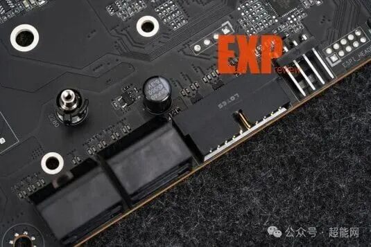 主板板载M.2插槽特写