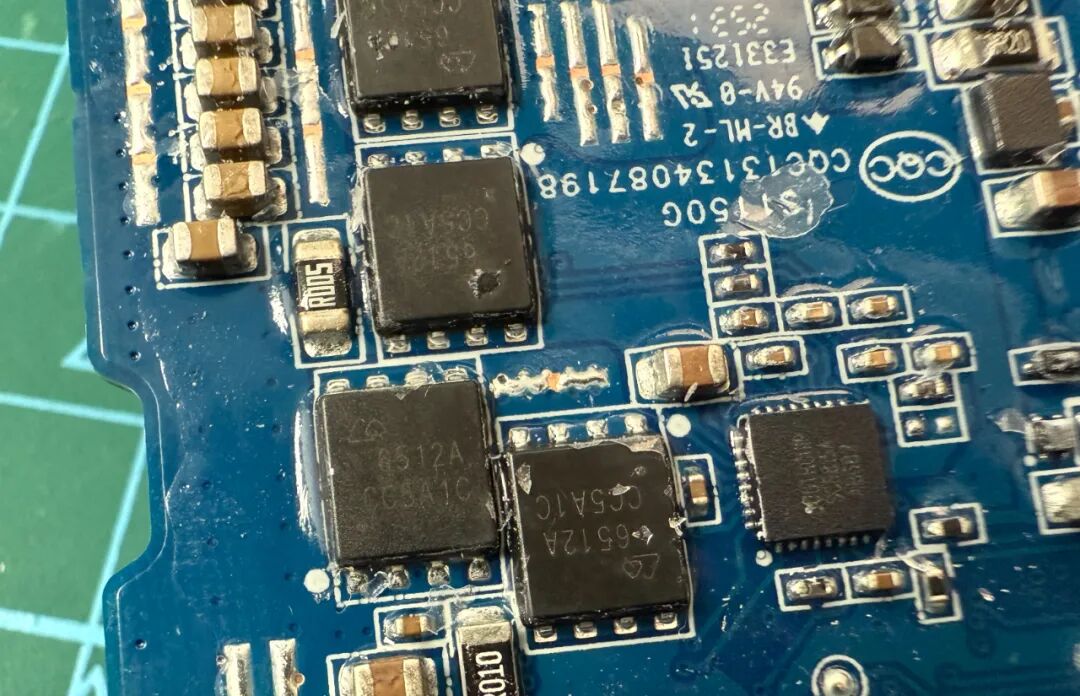 PCB局部特写,可见AON6512 MOS管