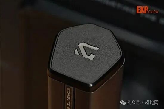 技嘉GO27Q24G显示器支架顶盖特写