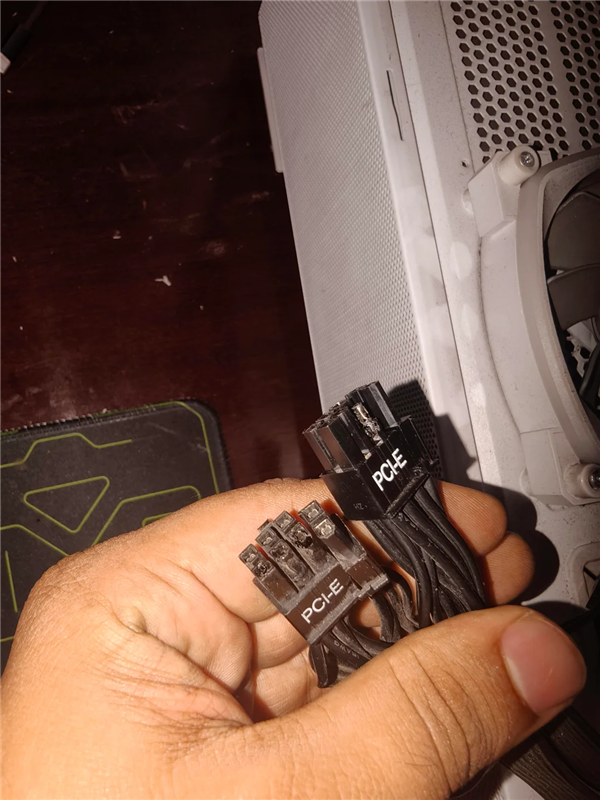 RTX 5080供电接口熔毁的PCI-E线缆