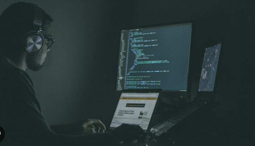 专注操作多台显示器的技术人员