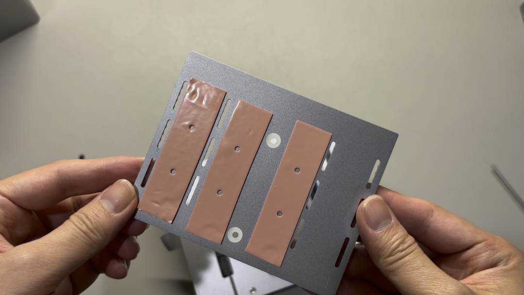 手拿带孔洞的金属部件