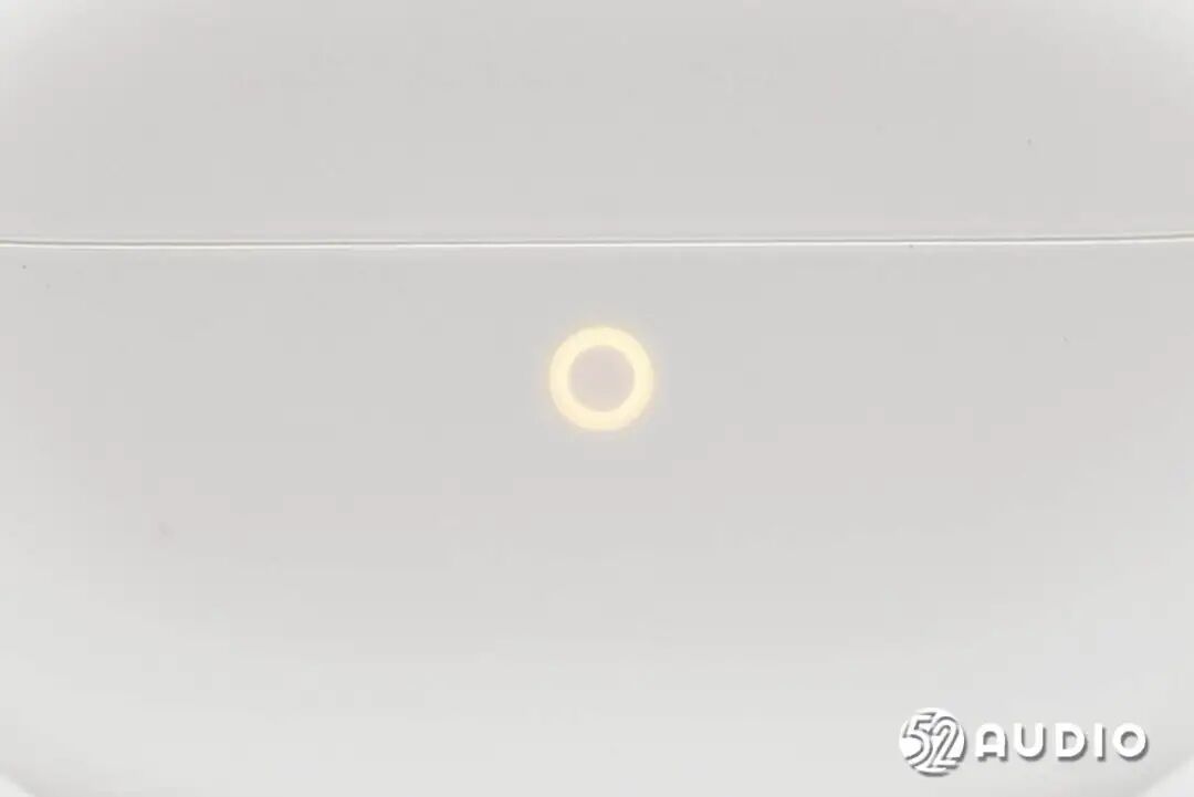 充电盒正面星环指示灯特写