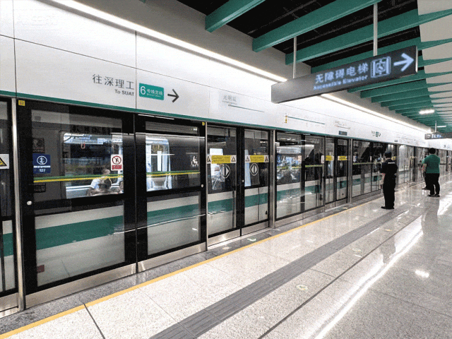深圳地铁站台与AI铁宝智能体形象