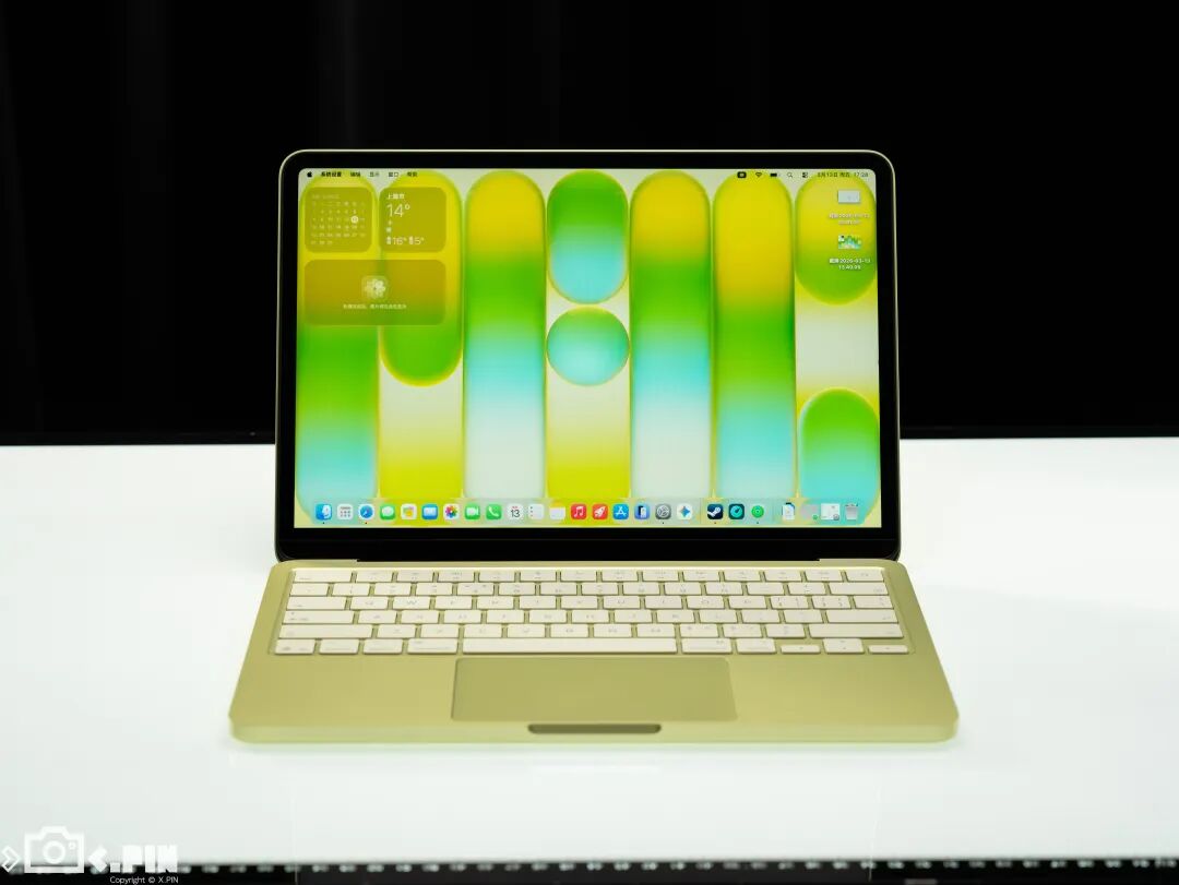 金色MacBook Neo显示桌面