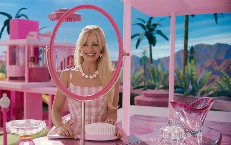 电影《芭比》风格场景
