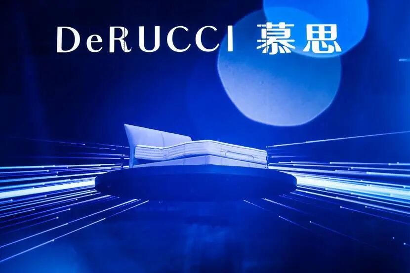 现代白色床铺展示图，背景有光轨，品牌标识清晰