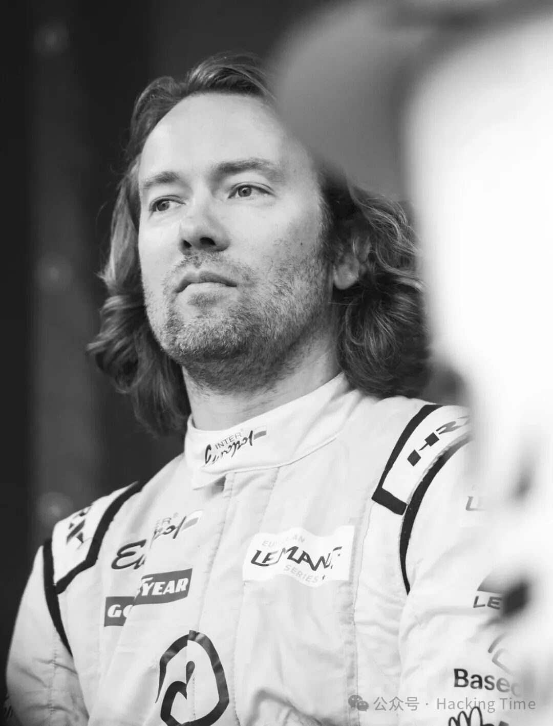 DHH 身着赛车服的照片