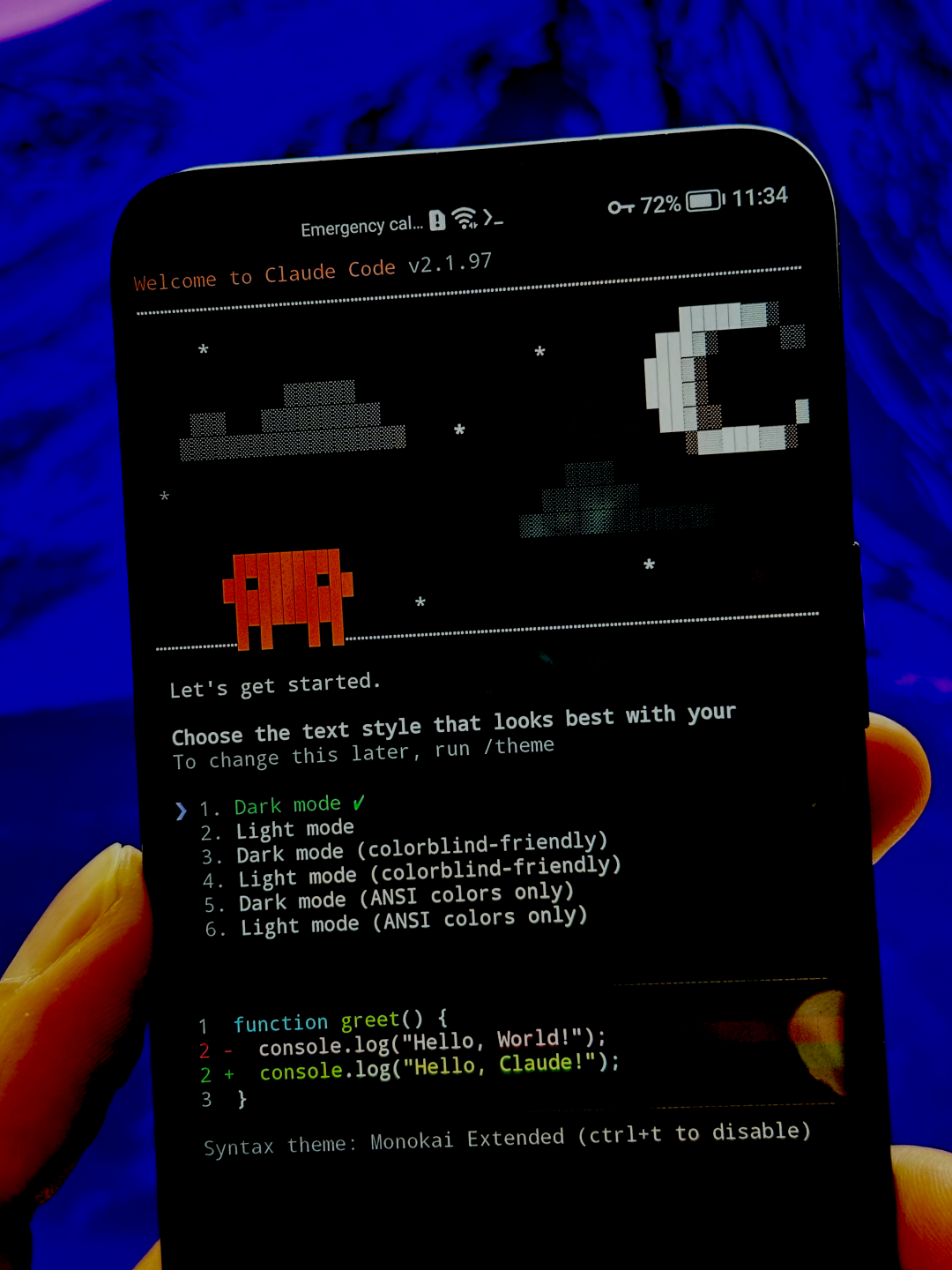 手机运行 Claude Code 的复古像素风界面截图，展示启动欢迎语及主题选择
