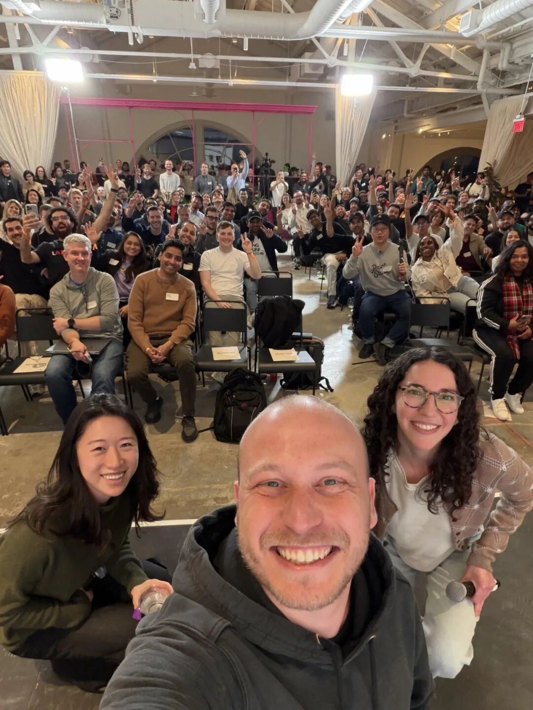 Claude Code一周年生日派对现场合影