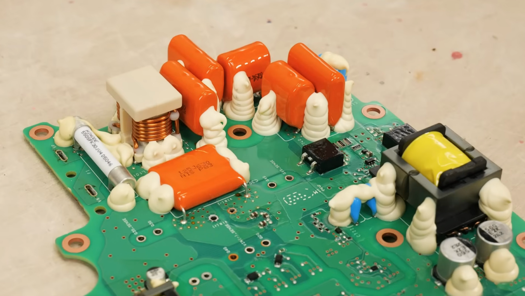 DC/DC电路板另一角度，可见变压器等元件