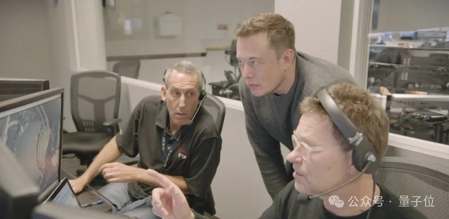 马斯克与团队成员在办公室讨论工作