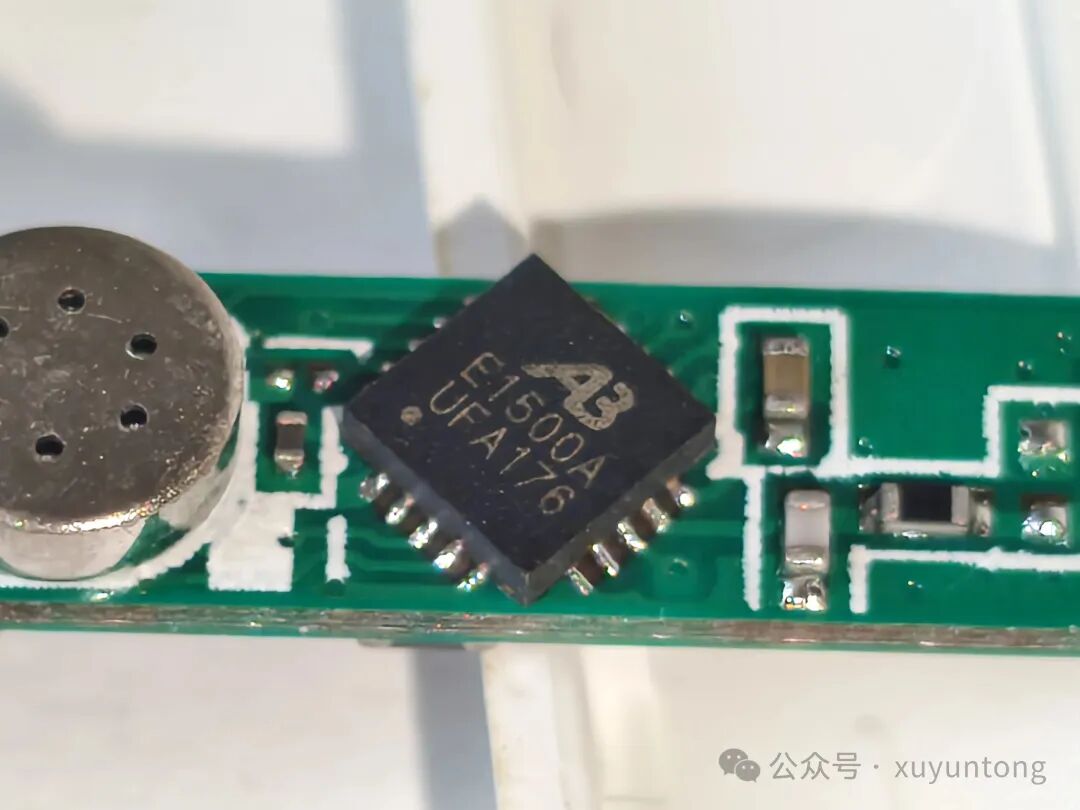 聆动耳机内部绿色电路板特写