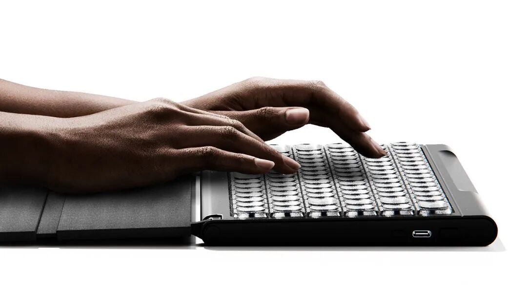 手持黑色可折叠金属键盘