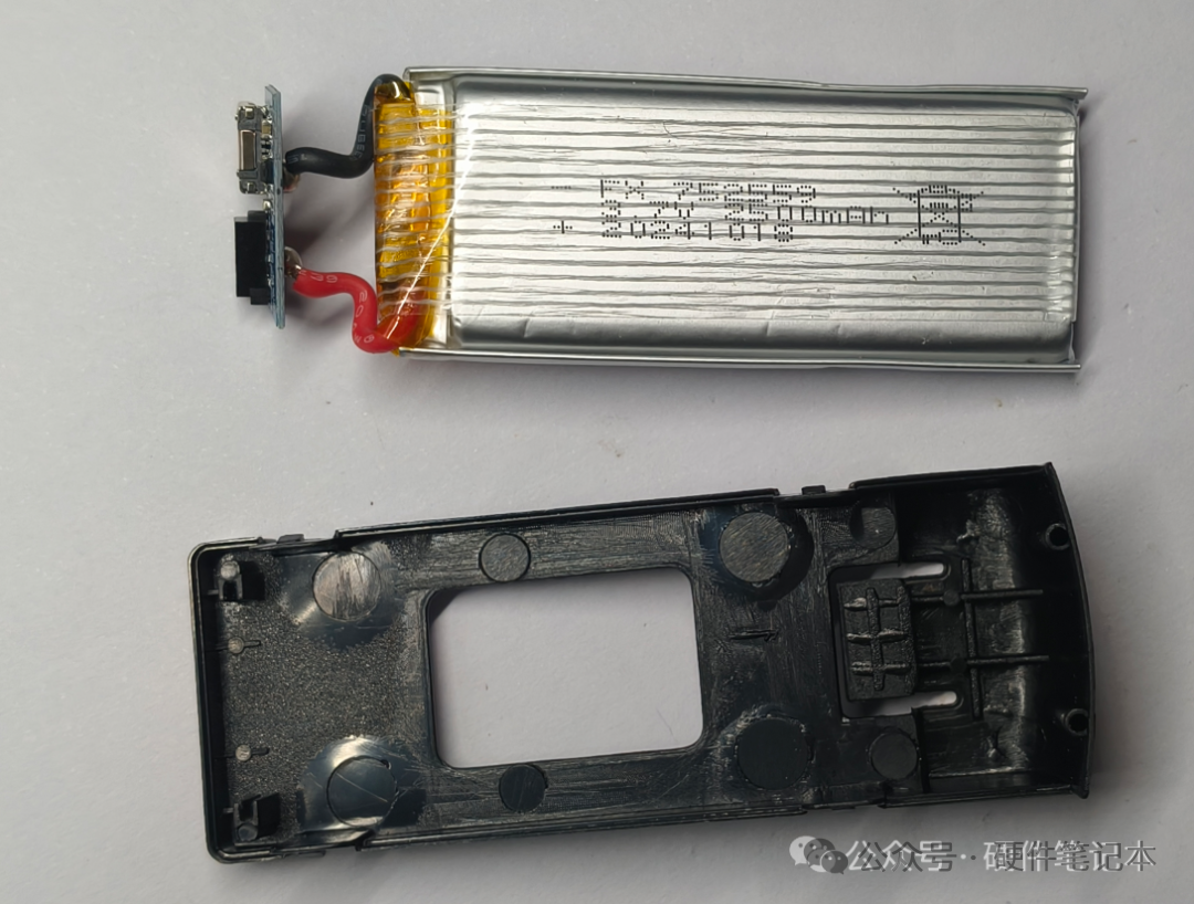 拆解后的无人机电池与底座